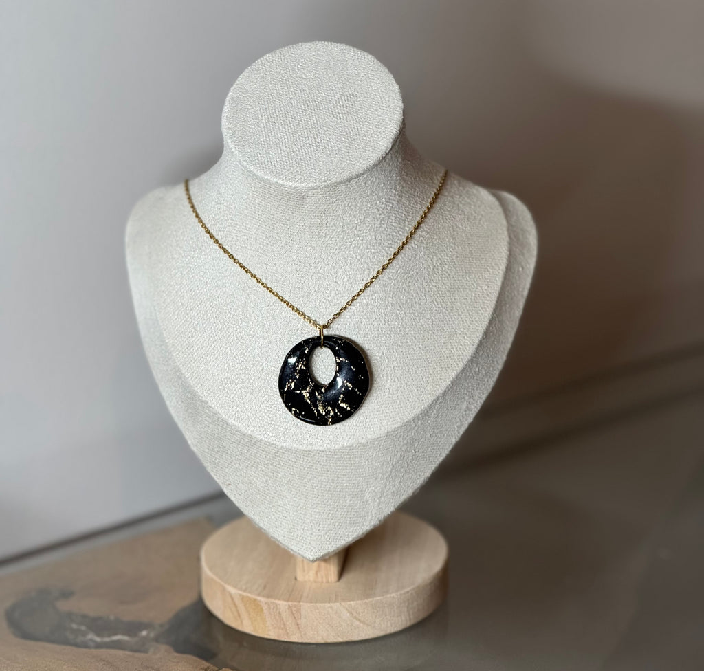 Collier noir doré