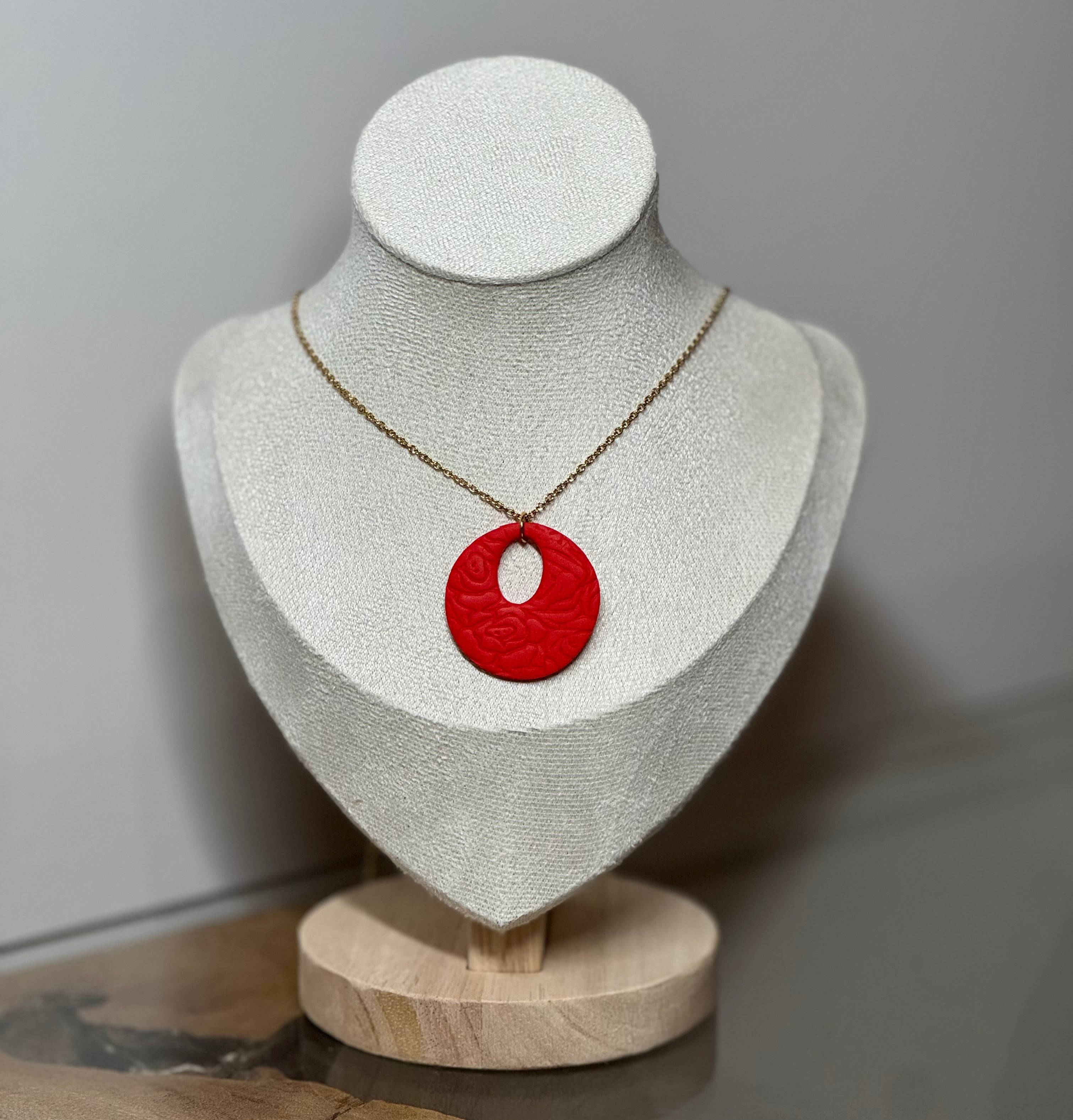 Collier motif rouge