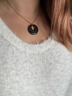 Collier noir doré