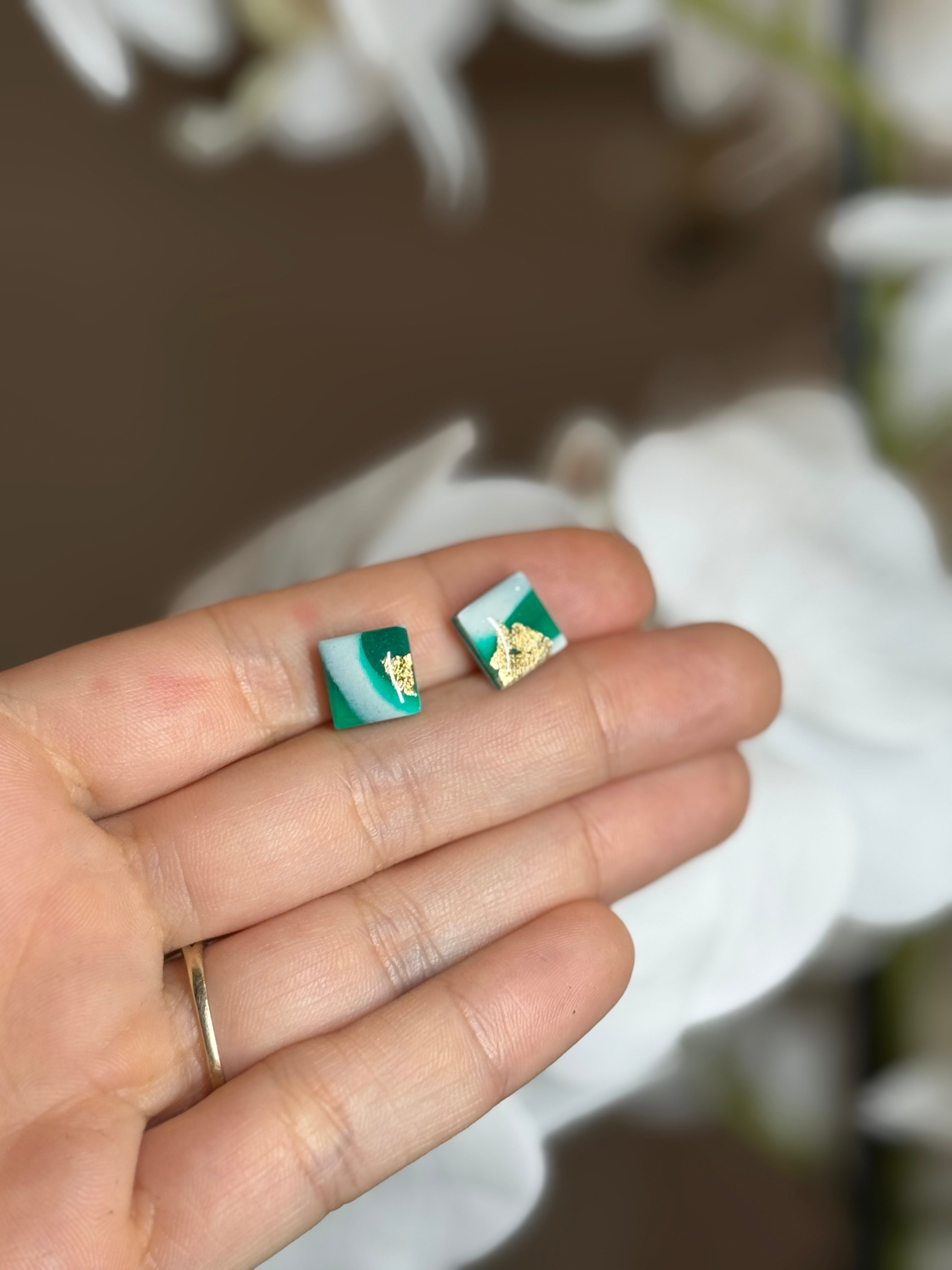 Puce carrée verte et blanche dorée