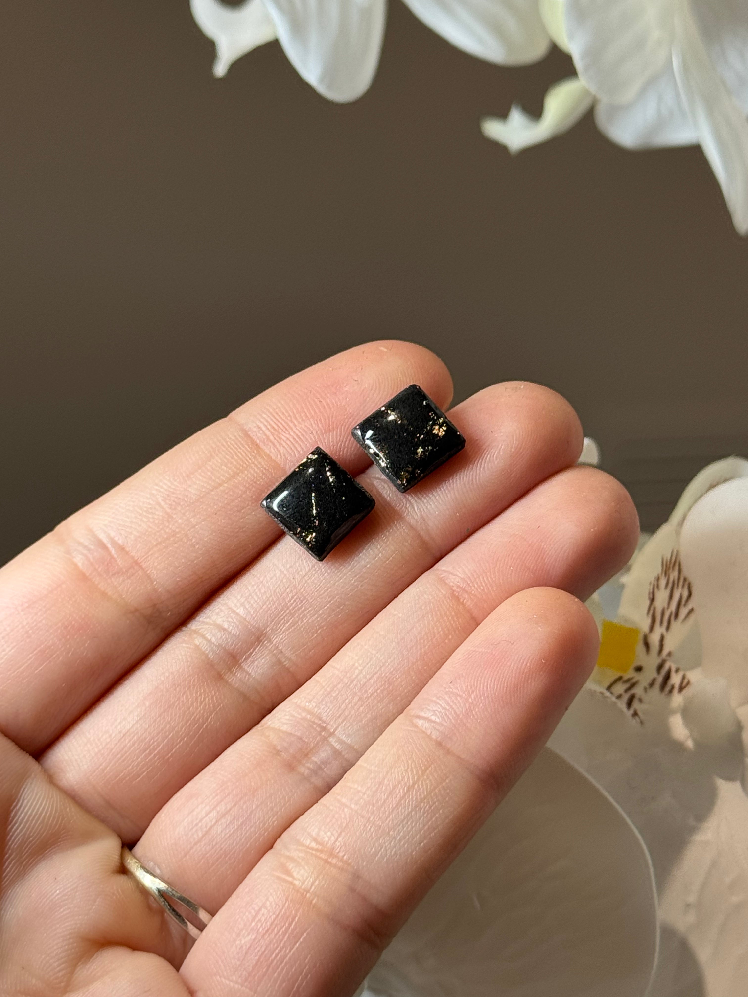 Puce carrée noire et dorée