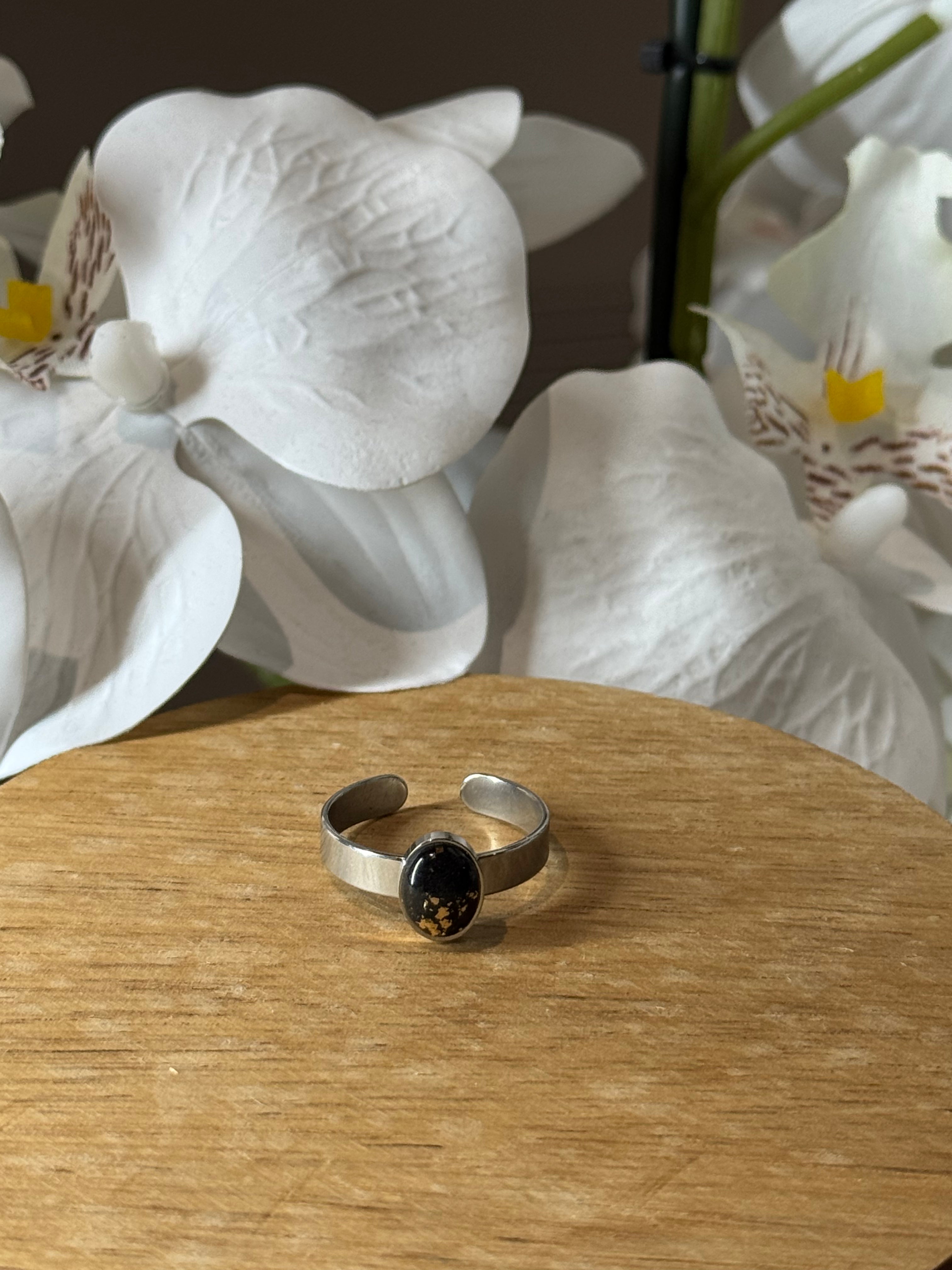 Bague argentée noire dorée