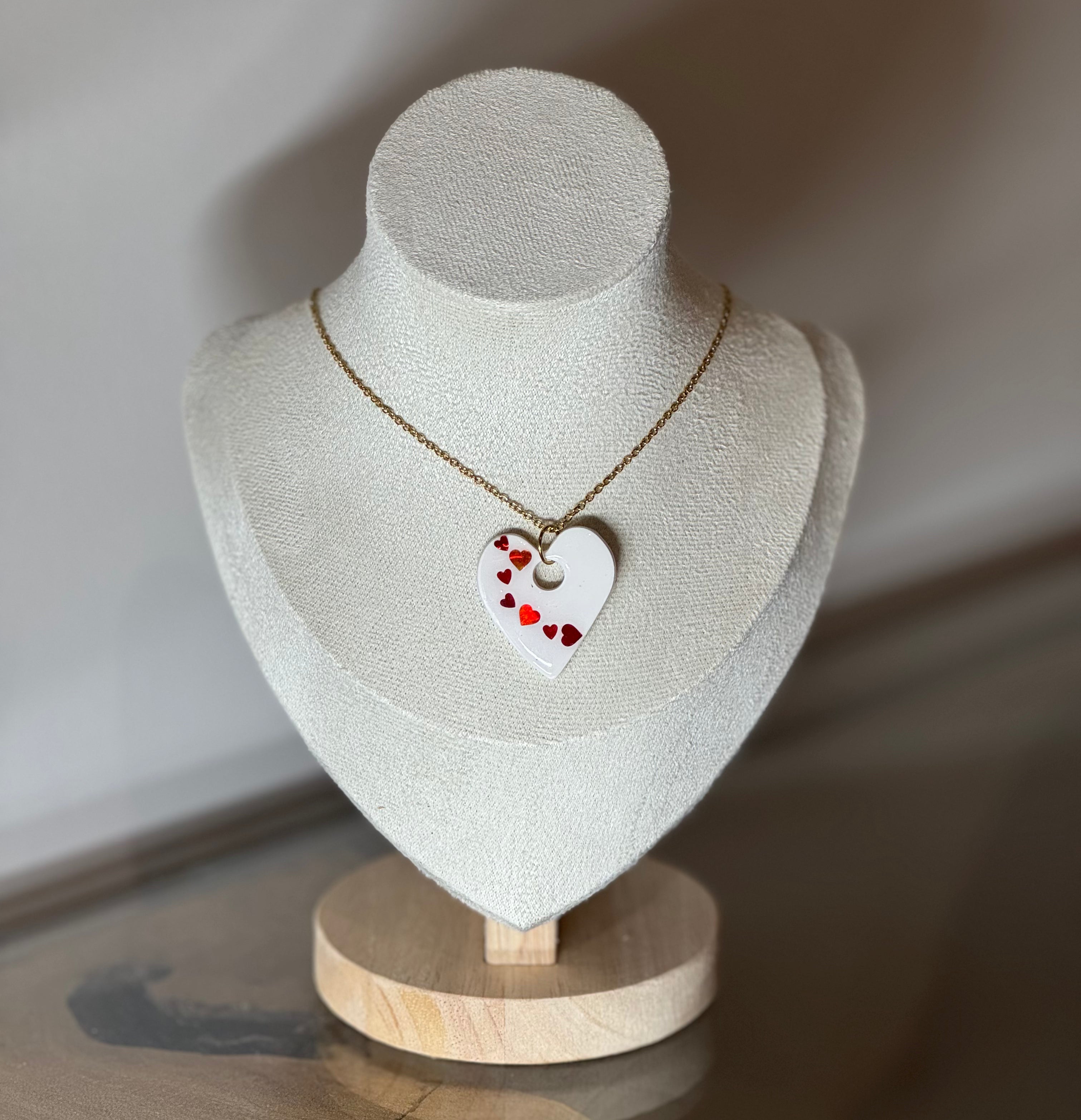 Collier coeur blanc et motif rouge