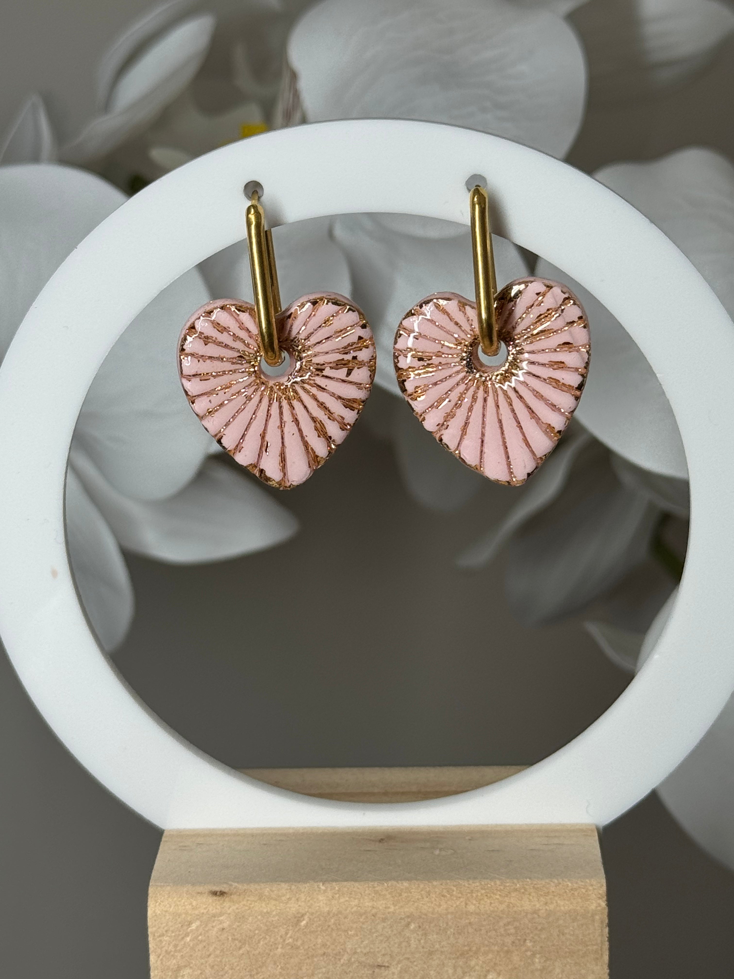 Gros coeur rose rayé doré