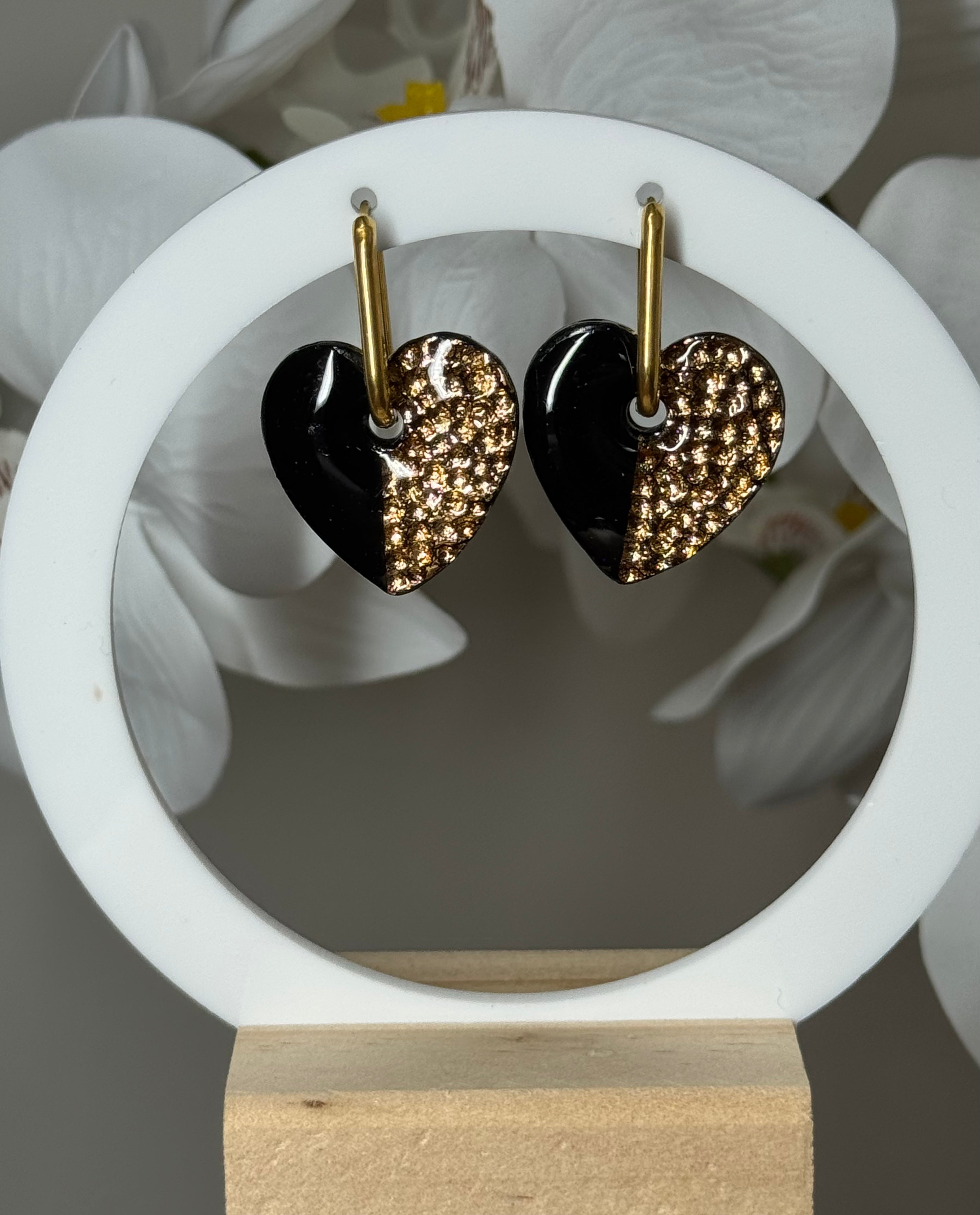 Gros coeur noir martelé doré