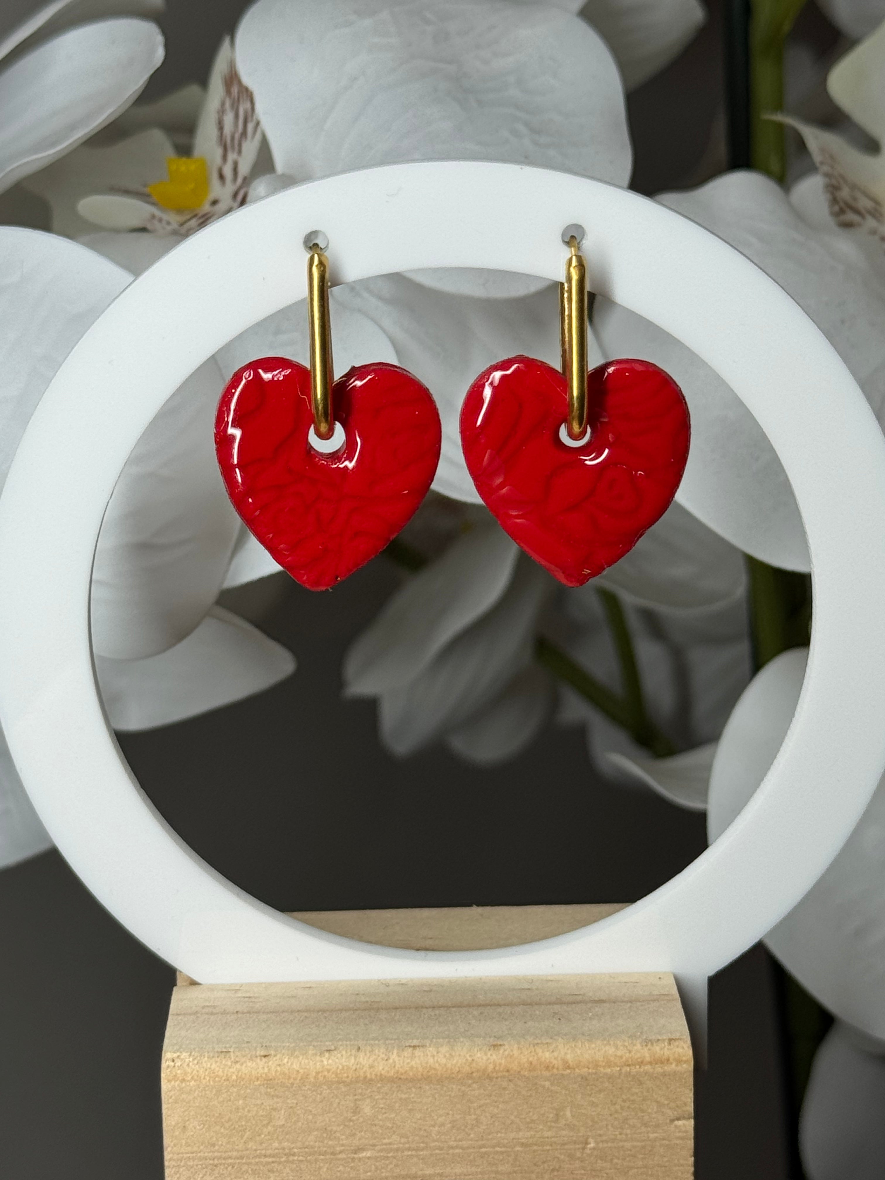 Gros coeur rouge motifs relief