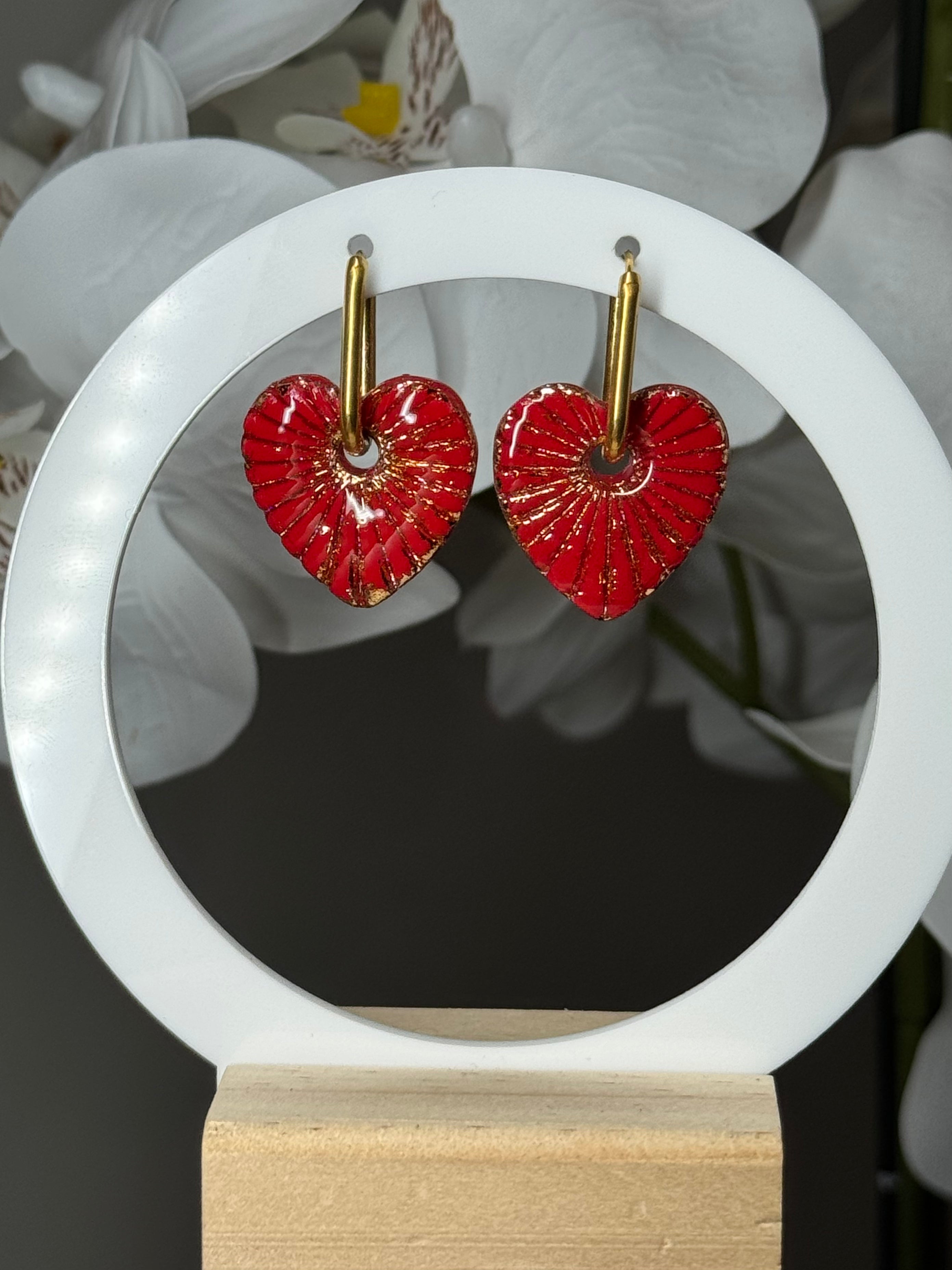 Gros coeur rouge rayé doré