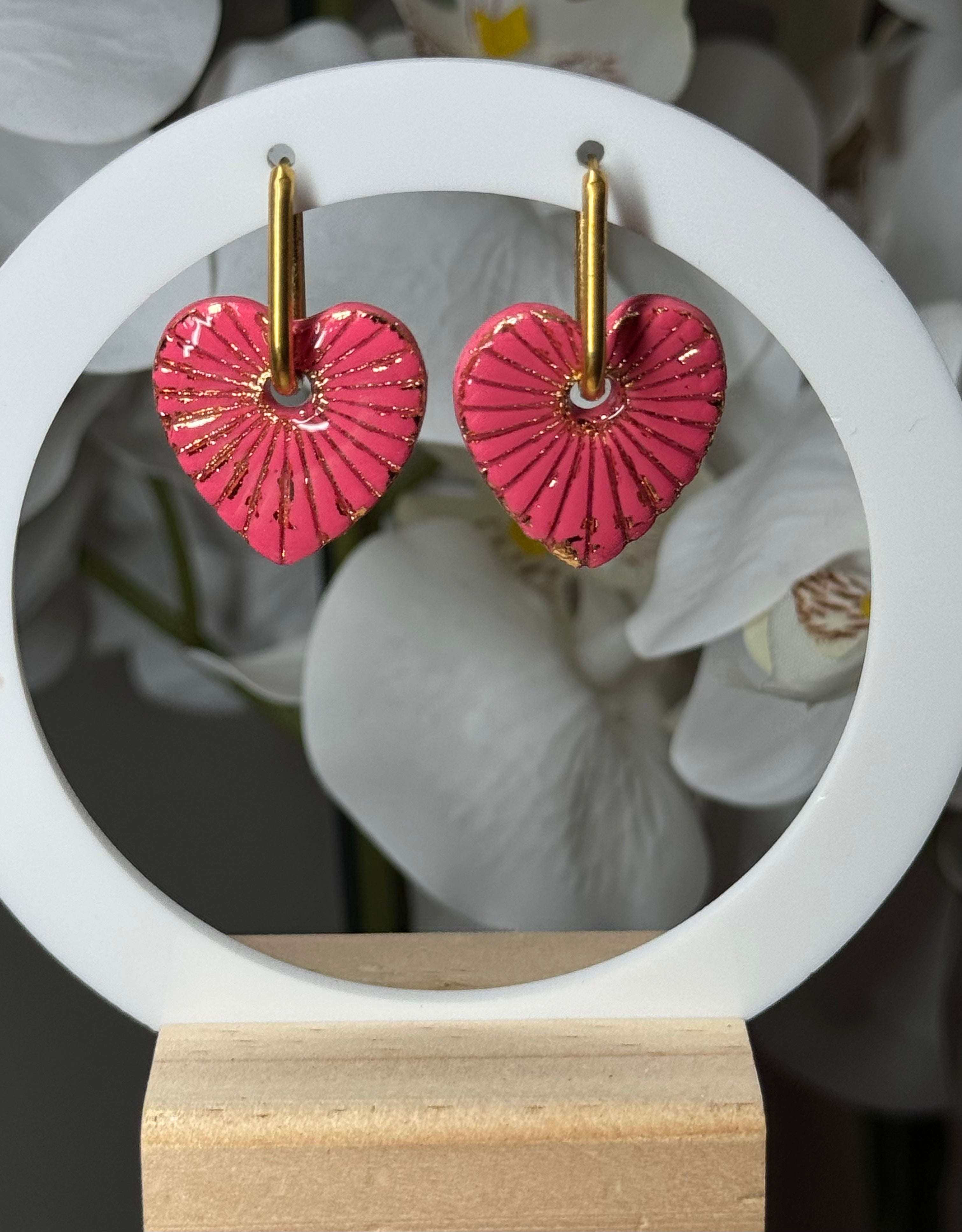 Gros coeur rose rayé doré