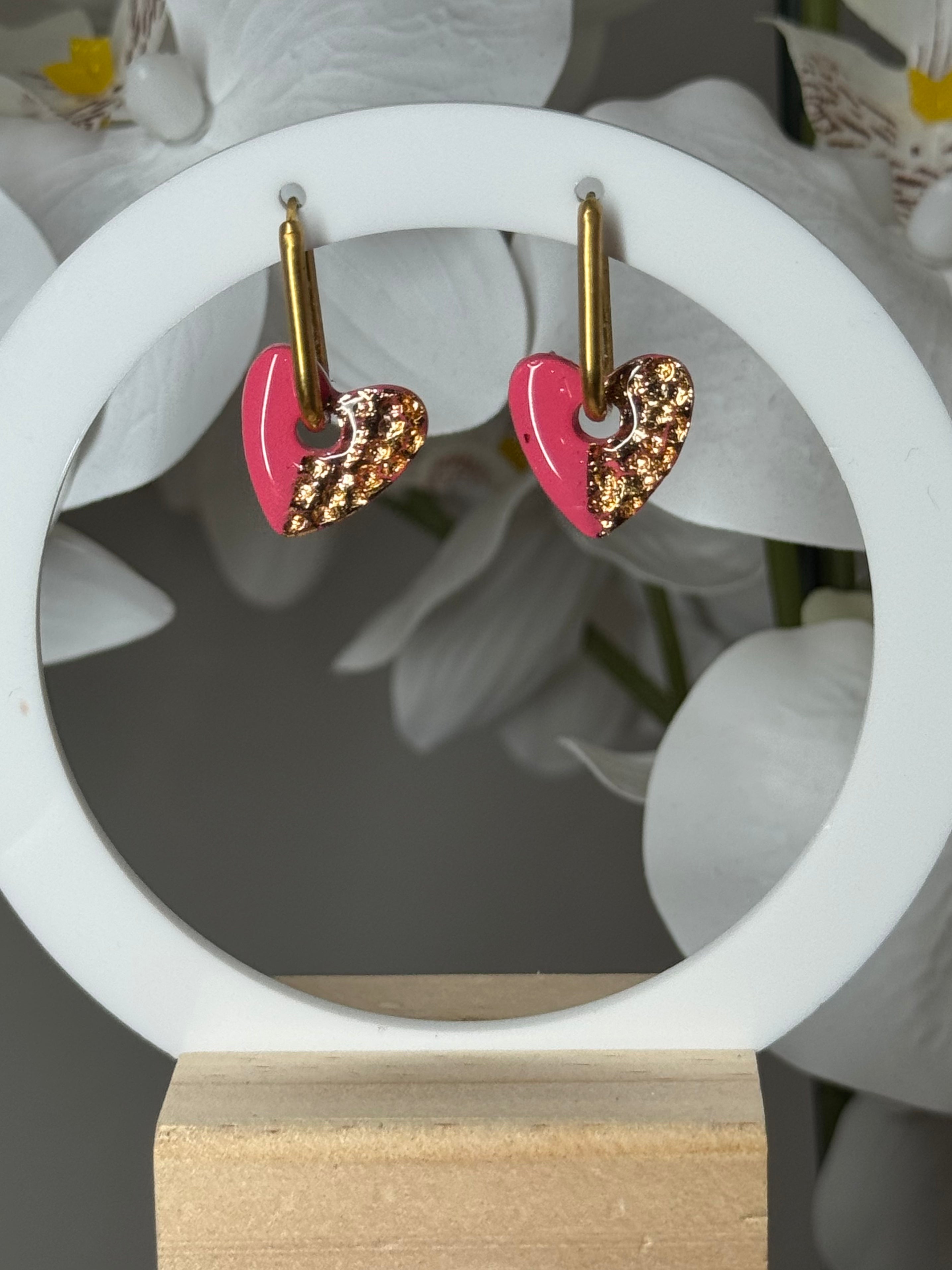 Petit coeur rose foncé martelé doré