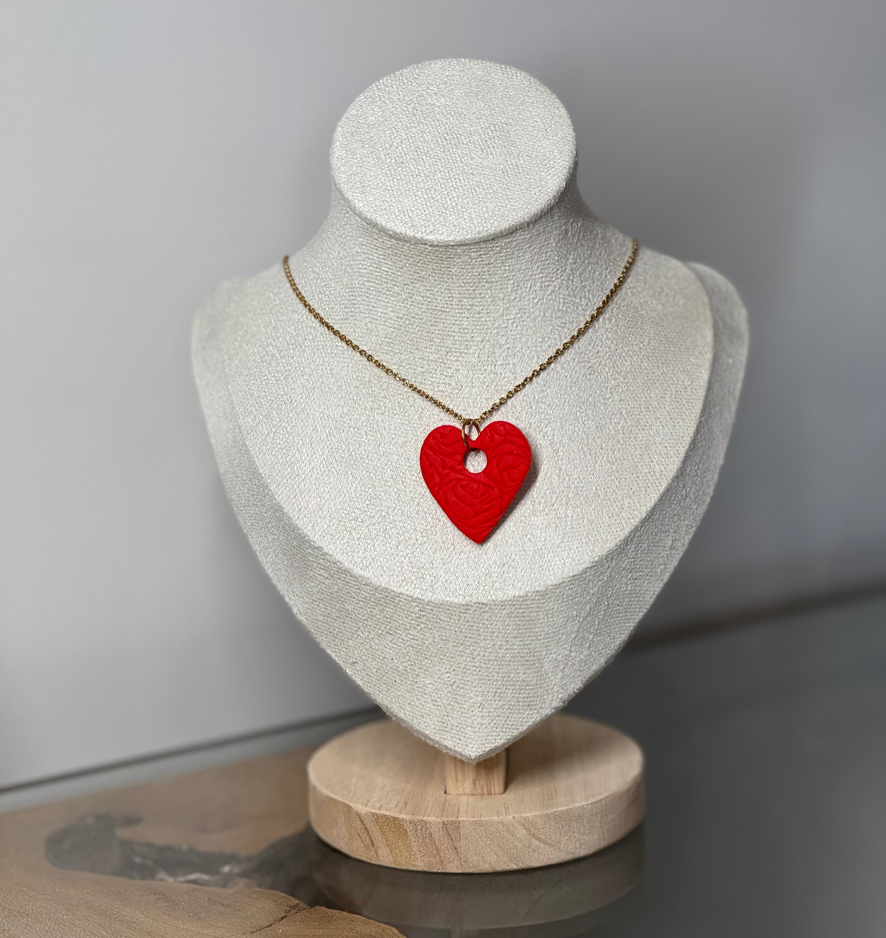 Collier rouge relief