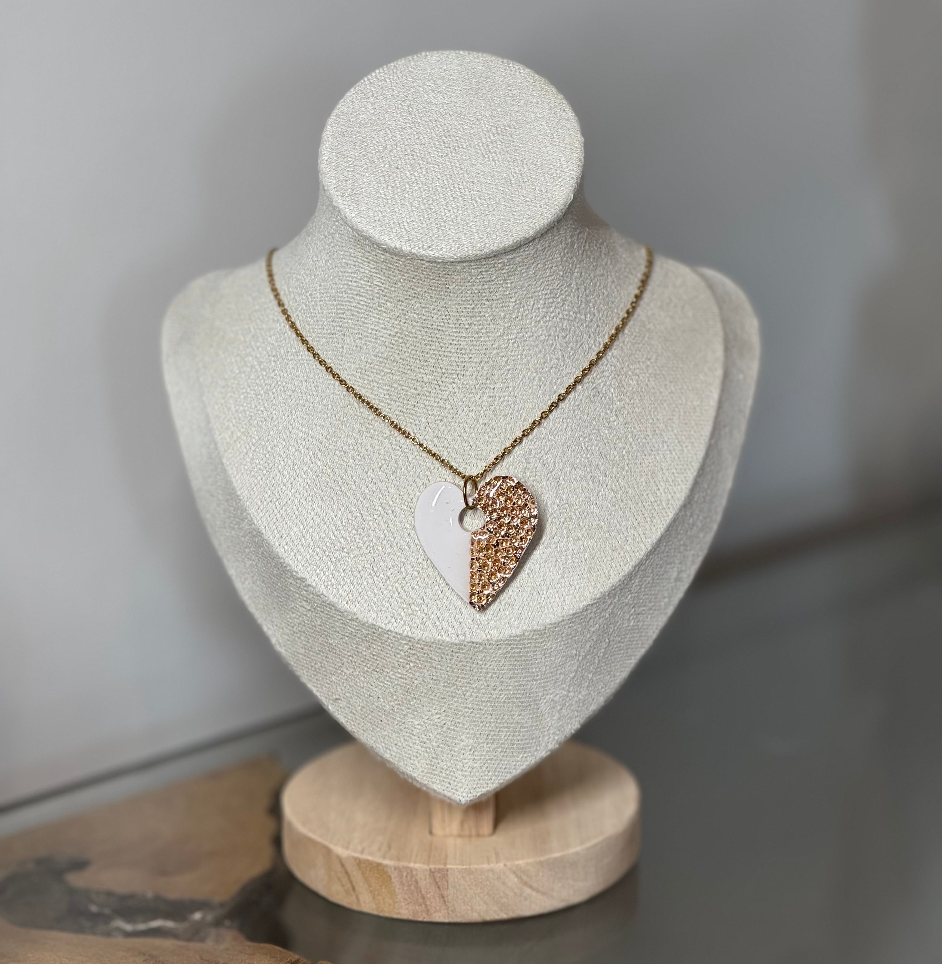 Collier coeur blanc martelé doré