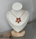 Collier résine doré et coeur rouge