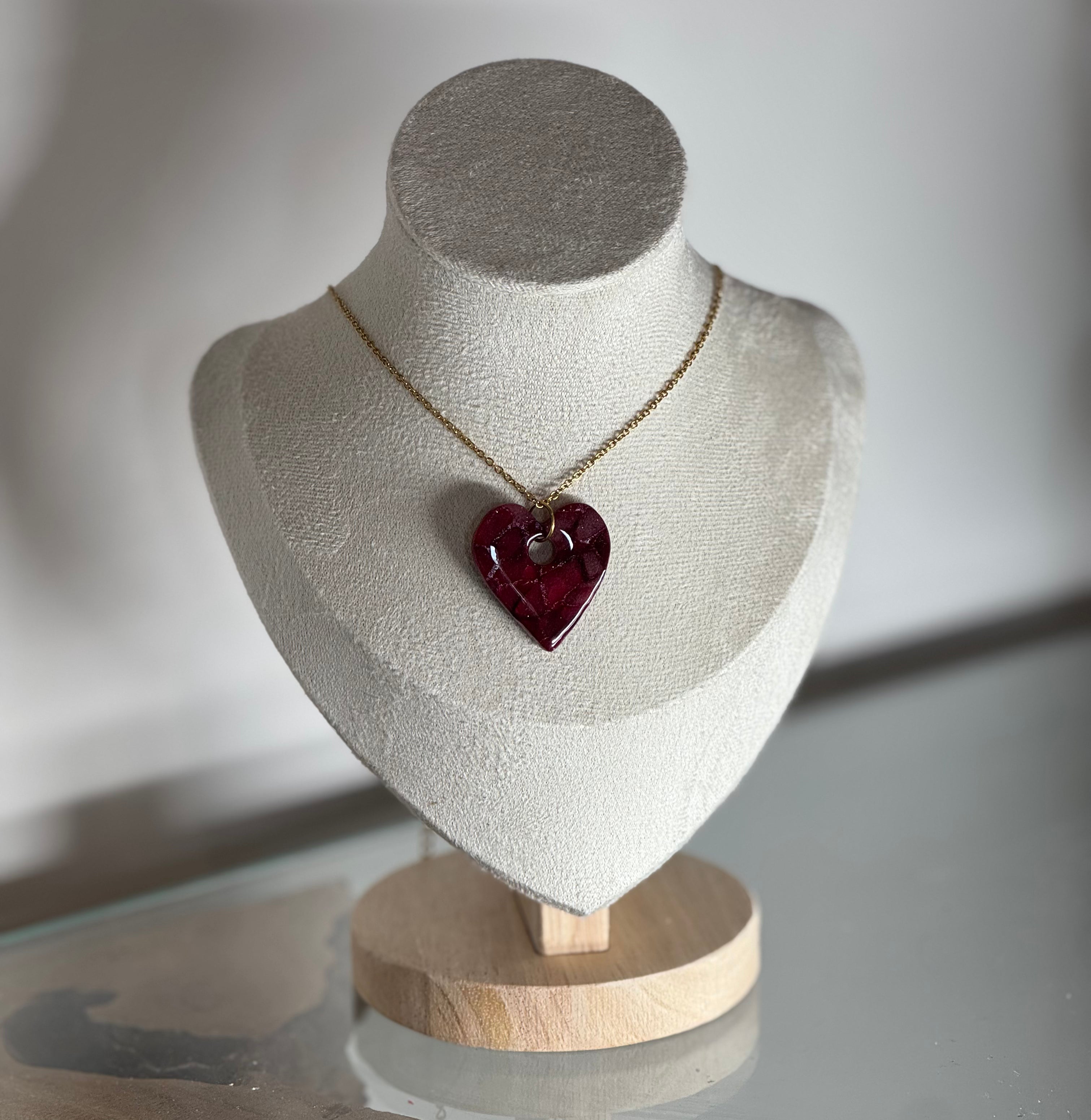 Collier coeur bordeaux et translucide