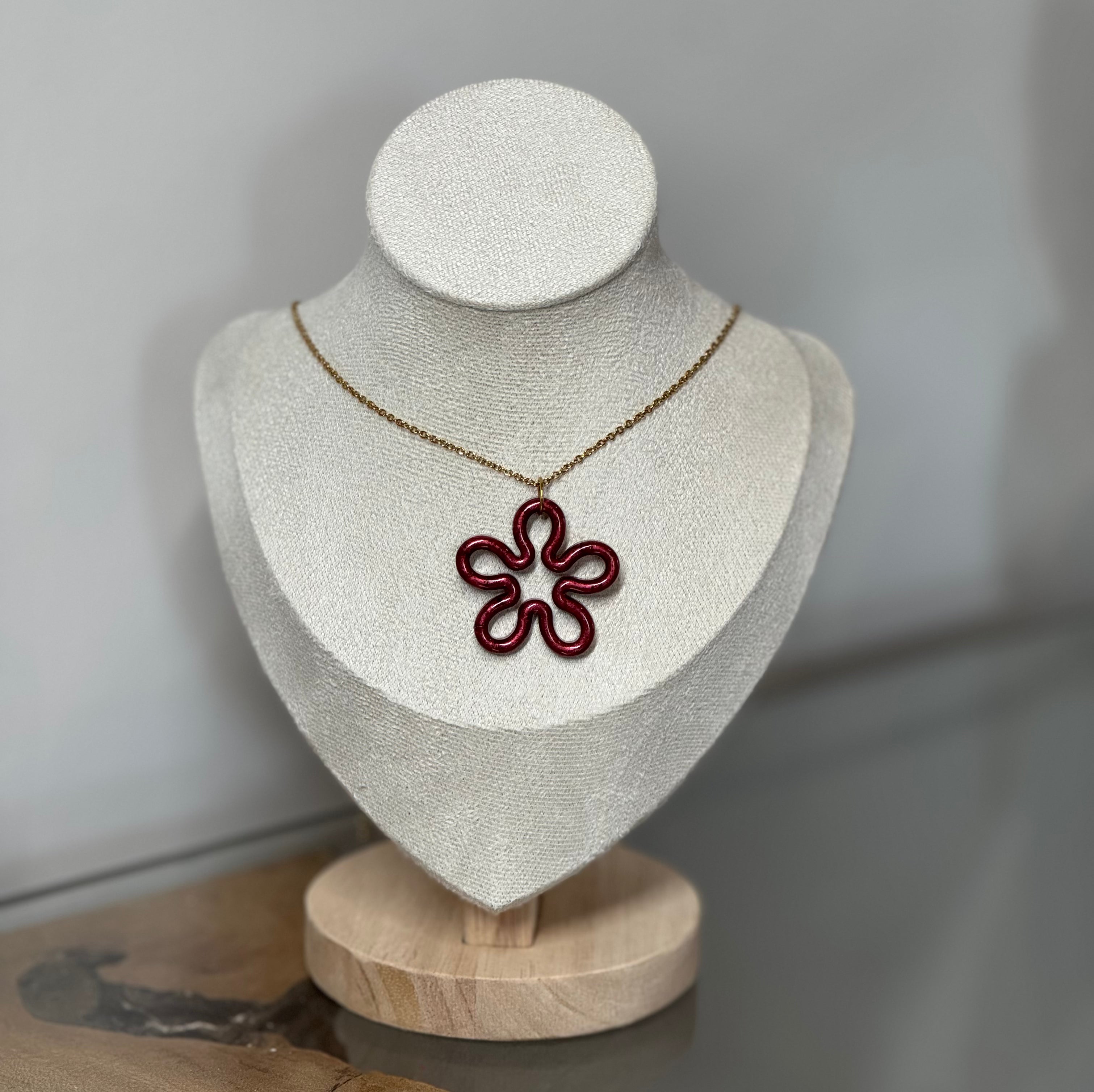 Collier fleur résine bordeaux metallic