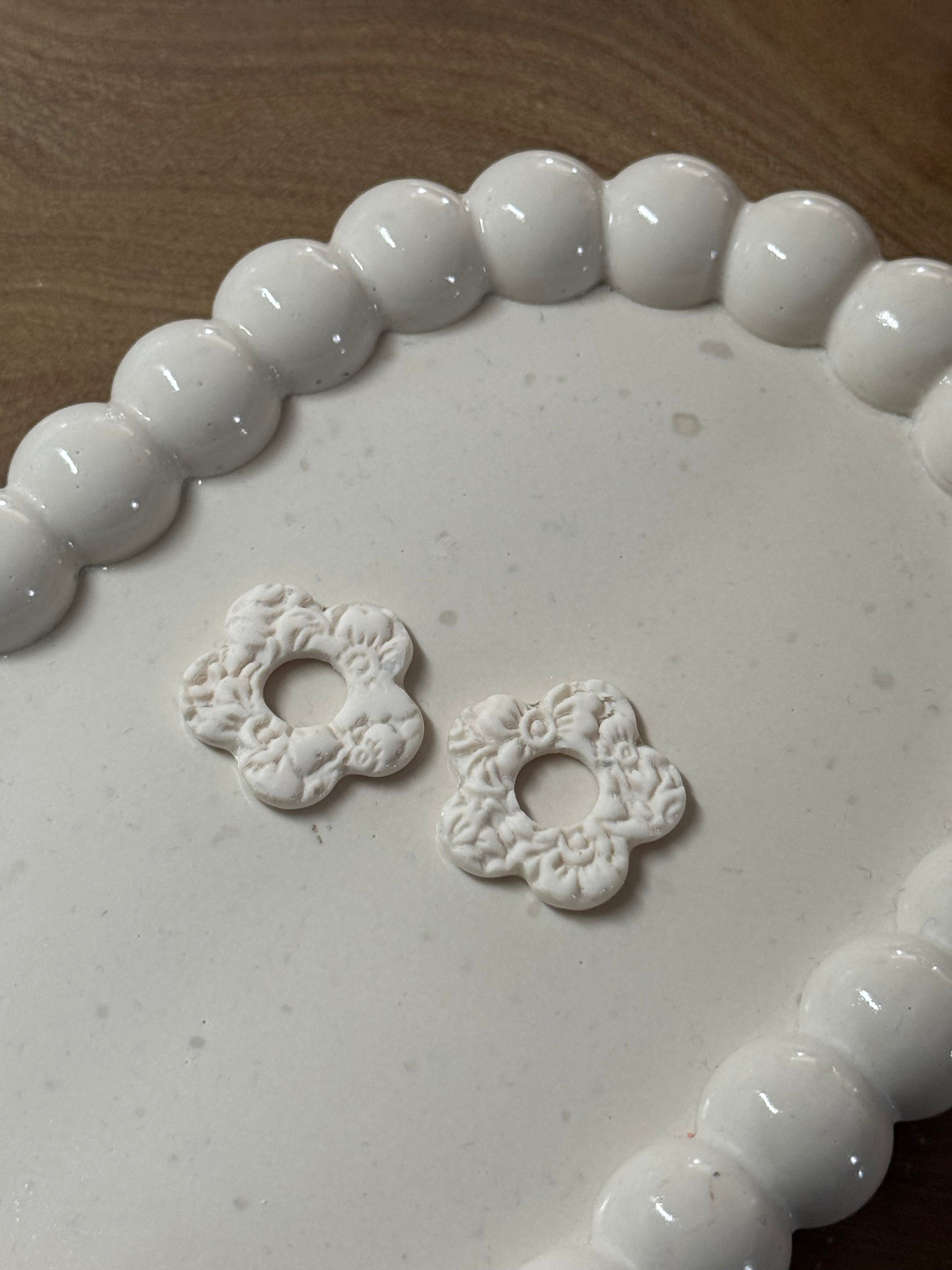 Flora blanche relief